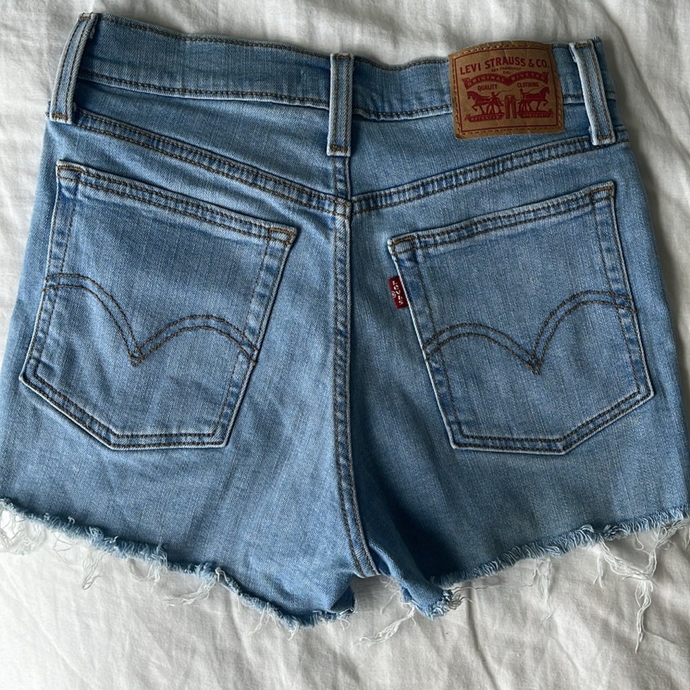 High rise denim Levi shorts - Picture 2 of 3